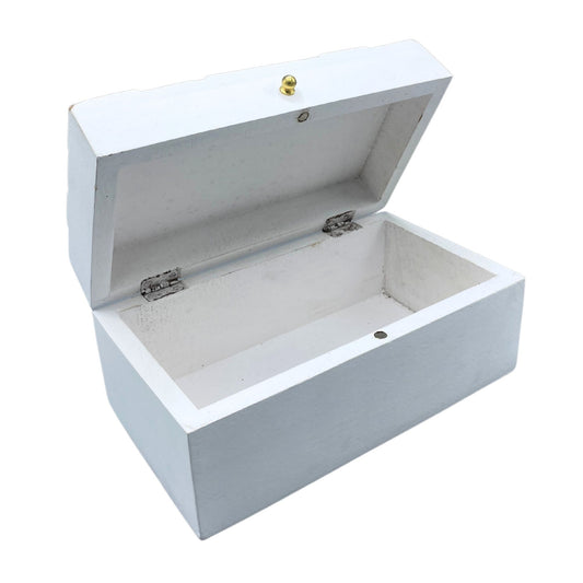 Caja de madera blanca, rectangular, con cierre de broche dorado y acabado mate, ideal para almacenamiento decorativo.