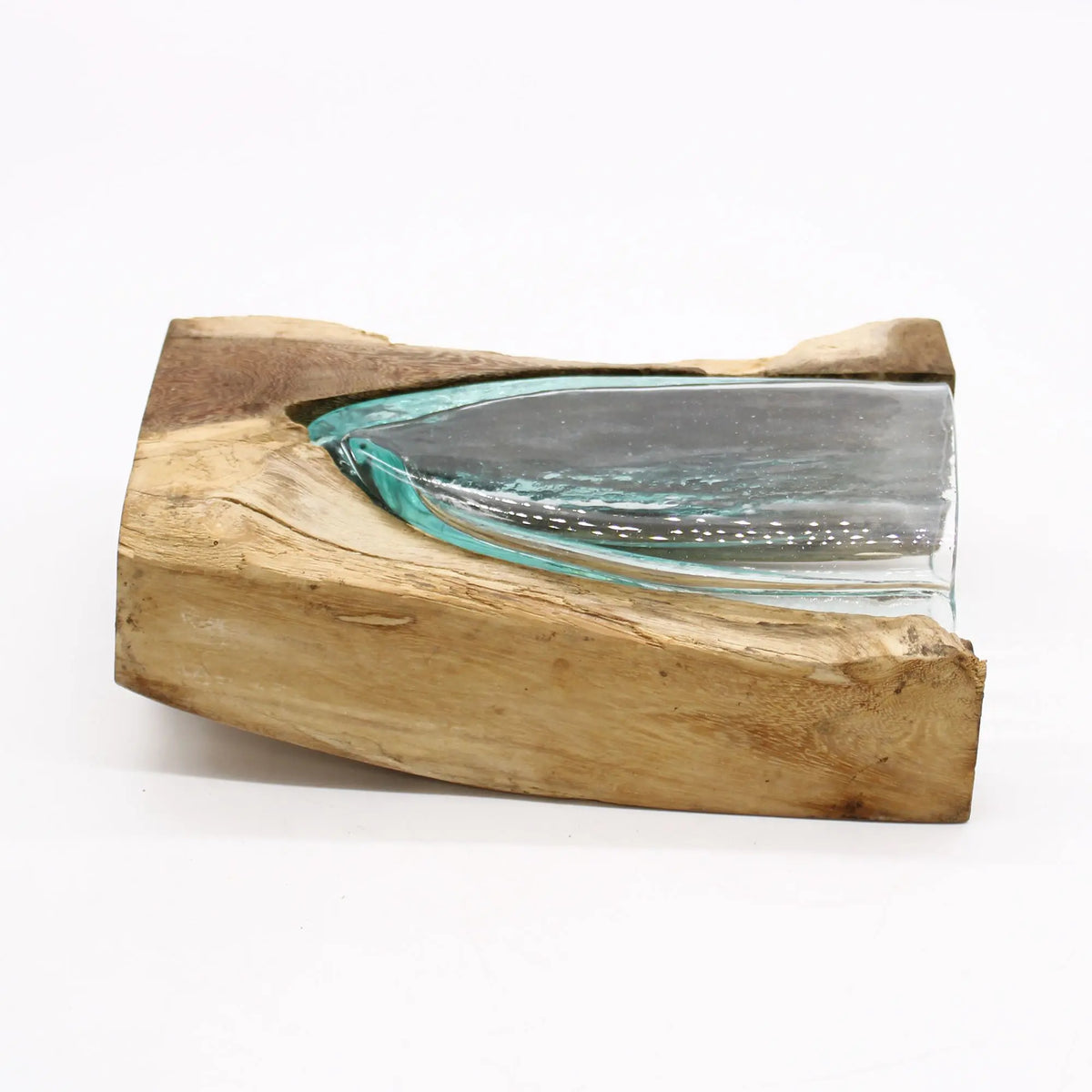 Jarrón de vidrio fundido en forma de V sobre una base de madera natural de tonos claros, diseño artesanal único.