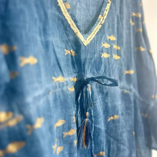 Vestido azul marino de tela ligera con estampado de peces dorados, cuello en V con lentejuelas y cordón con borlas