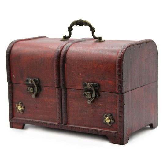 Caja de madera roja antigua con herrajes de bronce, estilo vintage, ideal para decoración y almacenamiento.