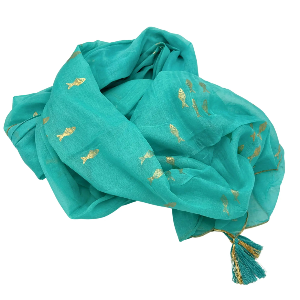 Pareo de tela ligera color turquesa con estampado de peces dorados y detalle de borla en la esquina