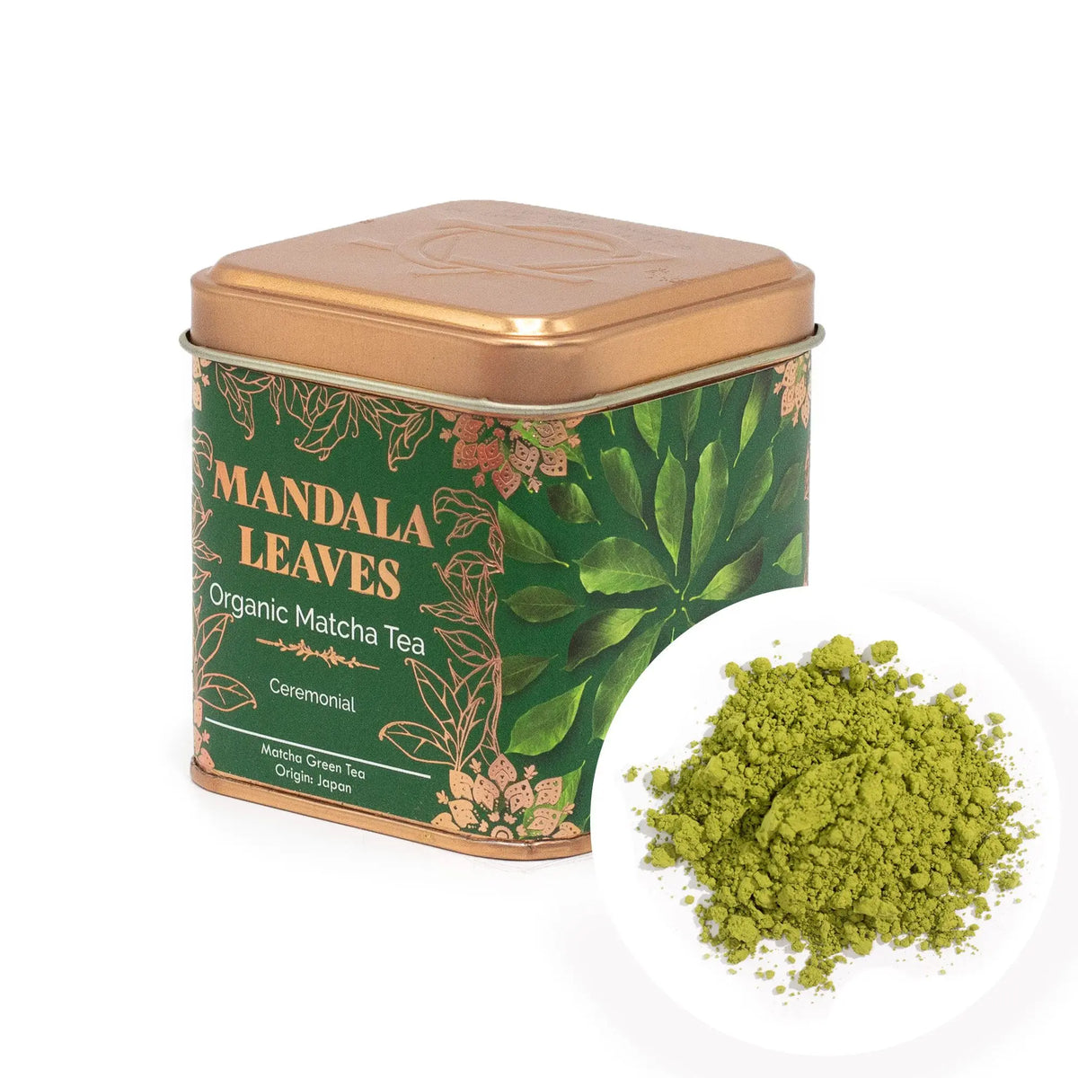 Lata cuadrada verde con detalles dorados y un montículo de polvo de té matcha fino sobre fondo blanco.