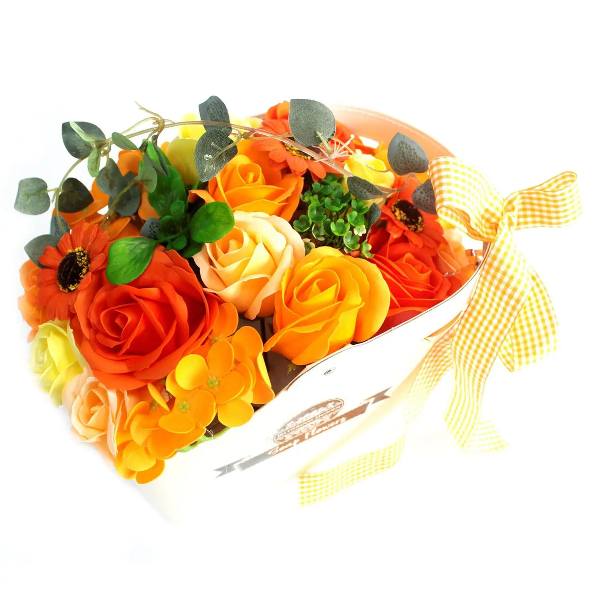Cesta blanca con ramo de flores de jabón en tonos naranja, amarillo y verde, decorada con un lazo de cuadros amarillo.