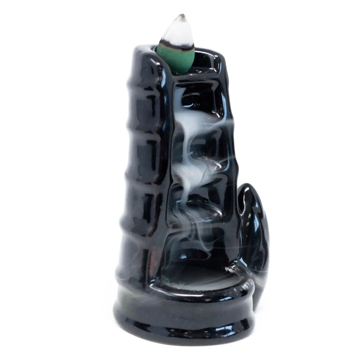 Quemador de incienso de cerámica negra en forma de bambú con humo descendente sobre fondo blanco.