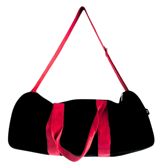 Bolsa de deporte negra con asas y correa ajustable en color rosa cereza, de diseño cilíndrico para gimnasio.
