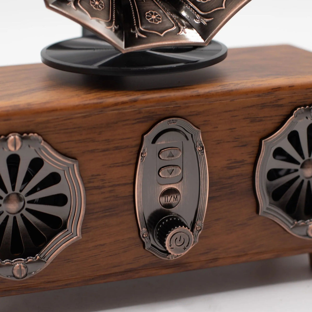 Altavoz Bluetooth retro de madera con doble rejilla metálica, panel de control central y bocina estilo gramófono.