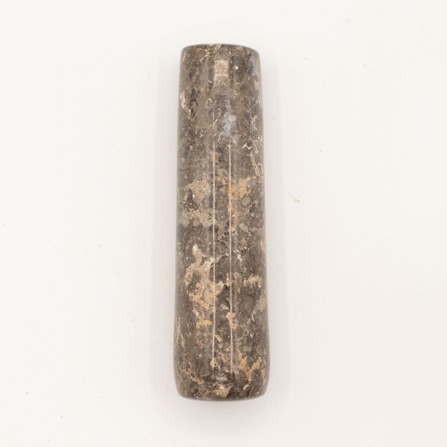 Madera de color gris oscuro, de estilo rústico, con detalles en relieve. Ideal para decoración o uso artesanal.