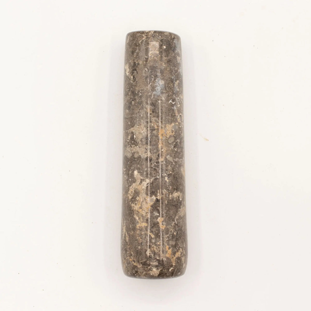 Madera de color gris oscuro, de estilo rústico, con detalles en relieve. Ideal para decoración o uso artesanal.