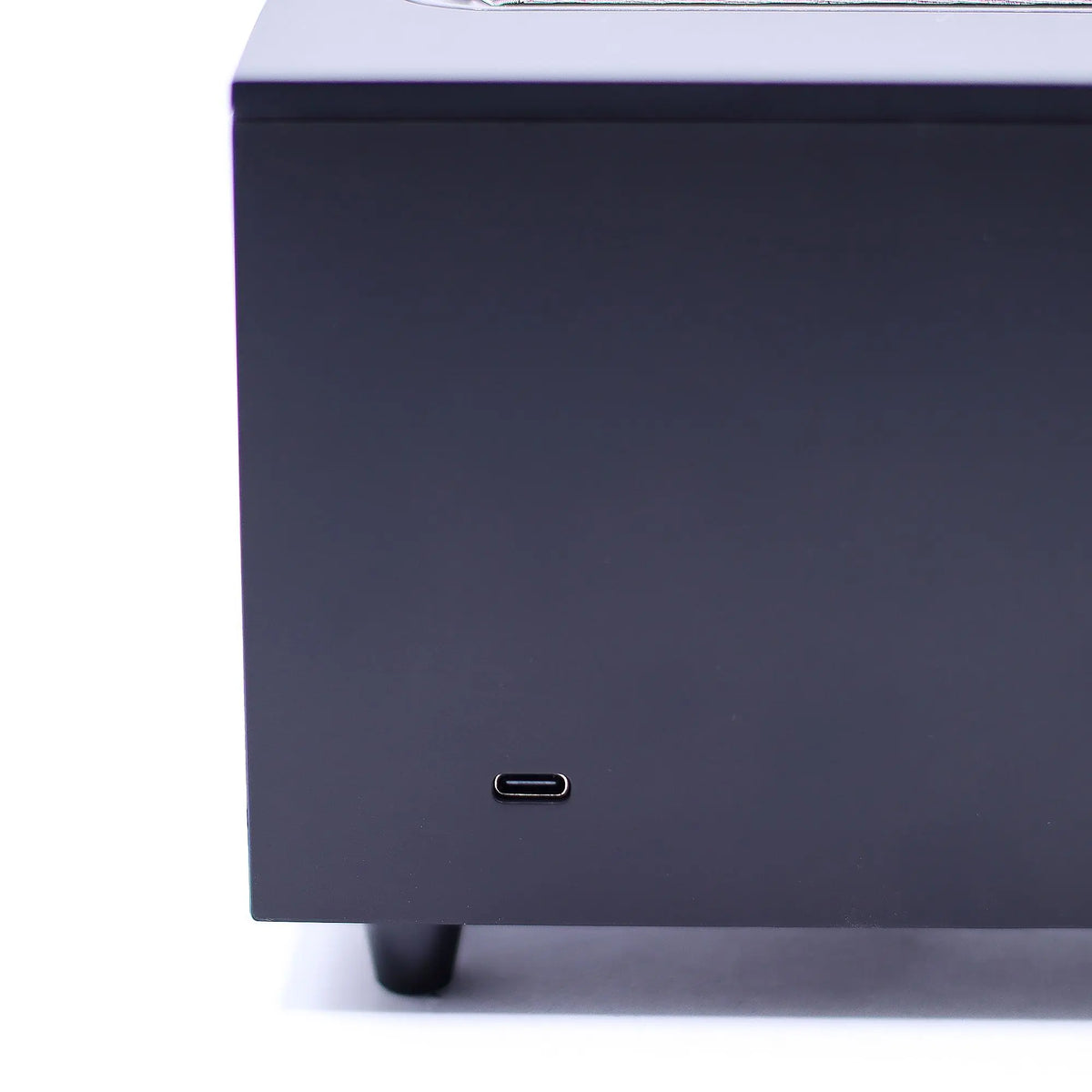 Difusor de aroma negro con puerto USB tipo C en la base. Diseño minimalista y elegante de forma rectangular.