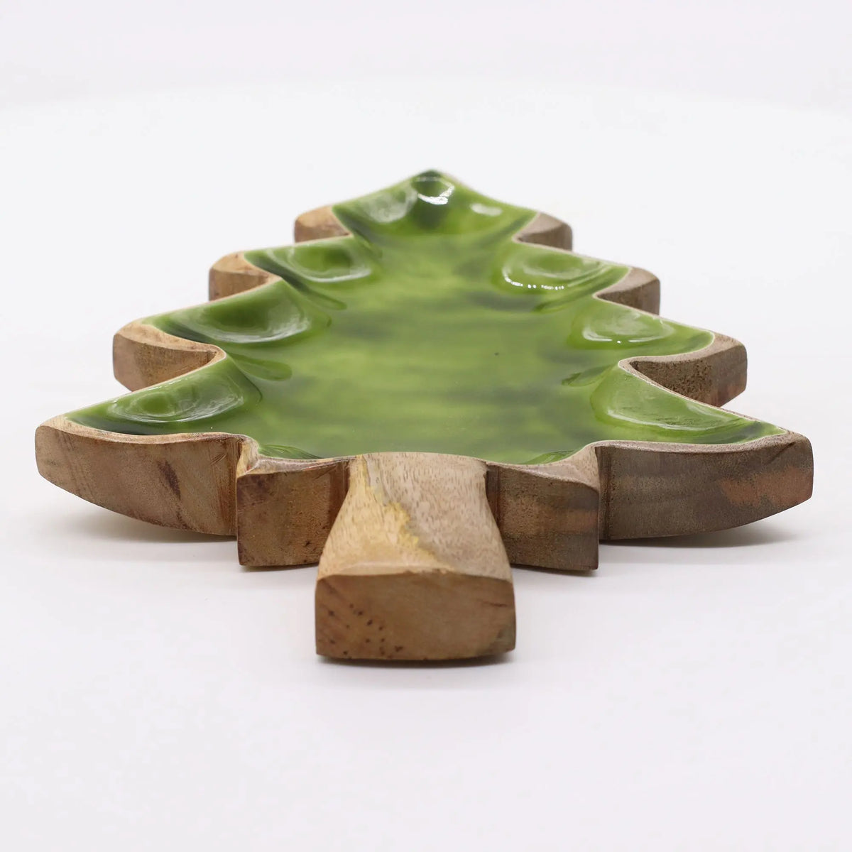 Plato en forma de árbol, cerámica verde brillante y base de madera natural. Ideal para decoración navideña.