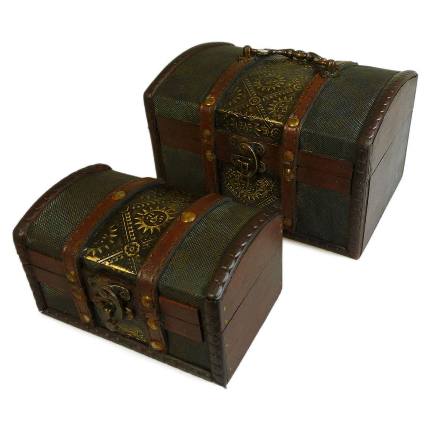 Cajas decorativas de madera y metal en tonos verde y marrón, estilo vintage, con detalles dorados y cierres ornamentales.