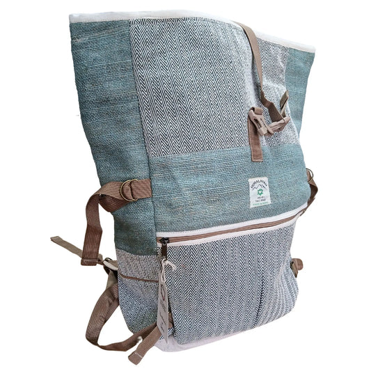 Mochila enrollable de cáñamo color salvia, con tejido de espiga, correas marrones y cierre de hebilla. Estilo trekking.