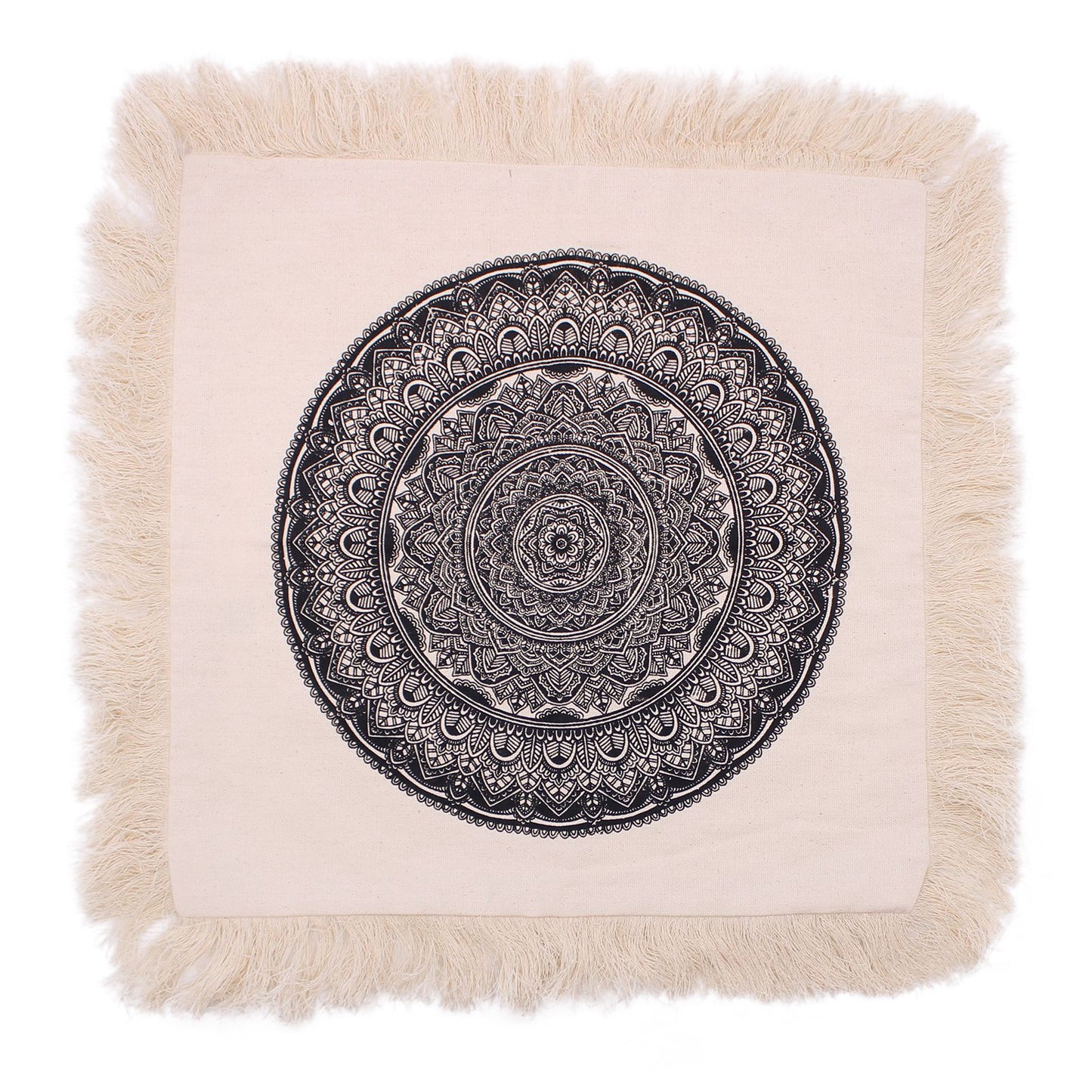 Funda de cojín cuadrada color crema con mandala negro central y flecos decorativos en todo el borde.