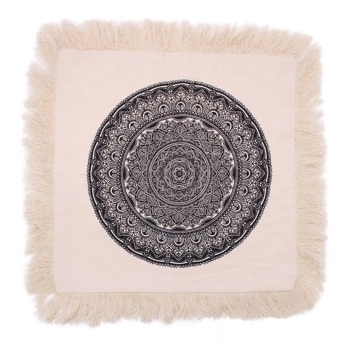 Funda de cojín cuadrada color crema con mandala negro central y flecos decorativos en todo el borde.