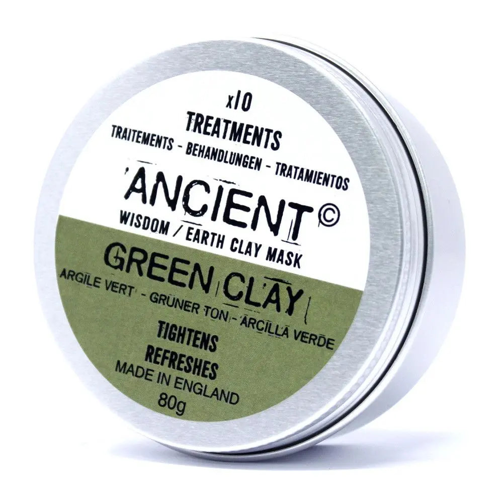 Envase redondo de metal plateado con etiqueta blanca y verde que contiene 80g de mascarilla facial de arcilla verde.