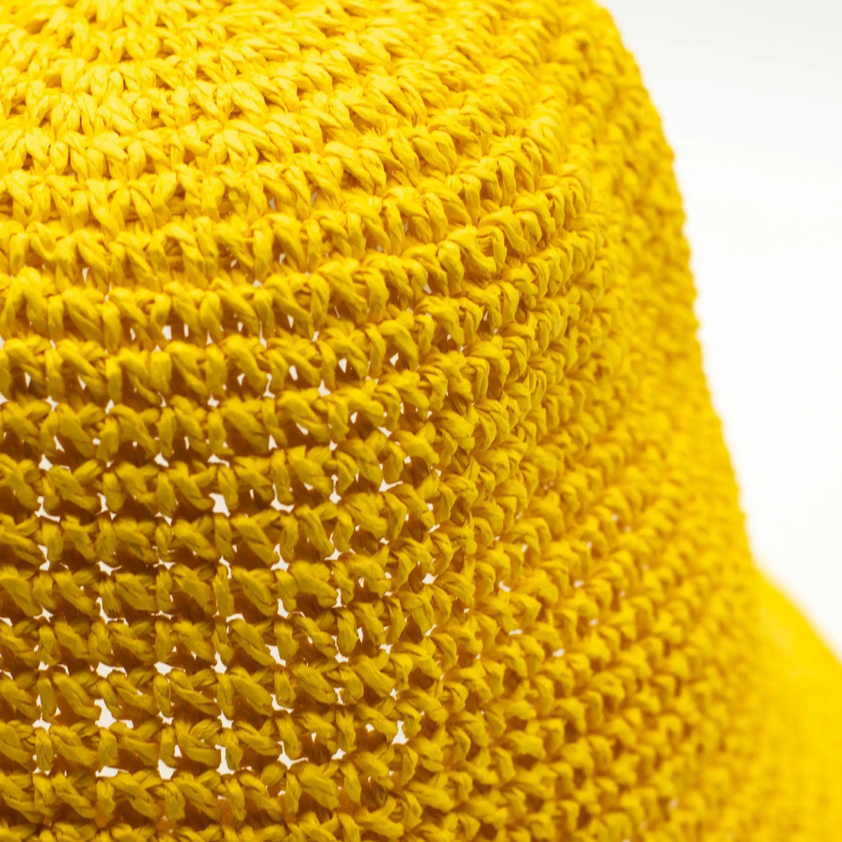 Sombrero de paja amarillo brillante, tejido a mano, estilo veraniego, ideal para días soleados.