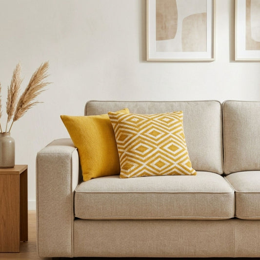 Sofá beige con cojines amarillos de diseño geométrico en decoración moderna y elegante.