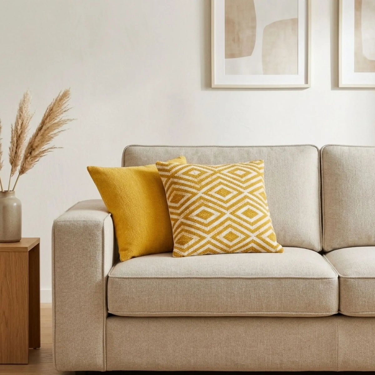 Sofá beige con cojines amarillos de diseño geométrico en decoración moderna y elegante.