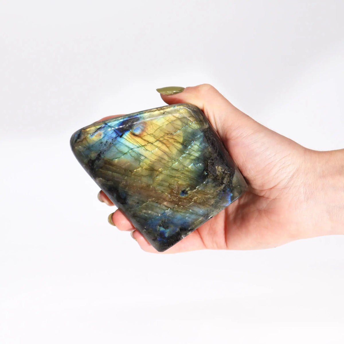 Piedra labradorita azul, trapezoidal, con destellos iridiscentes, ideal para decoración y energías positivas.
