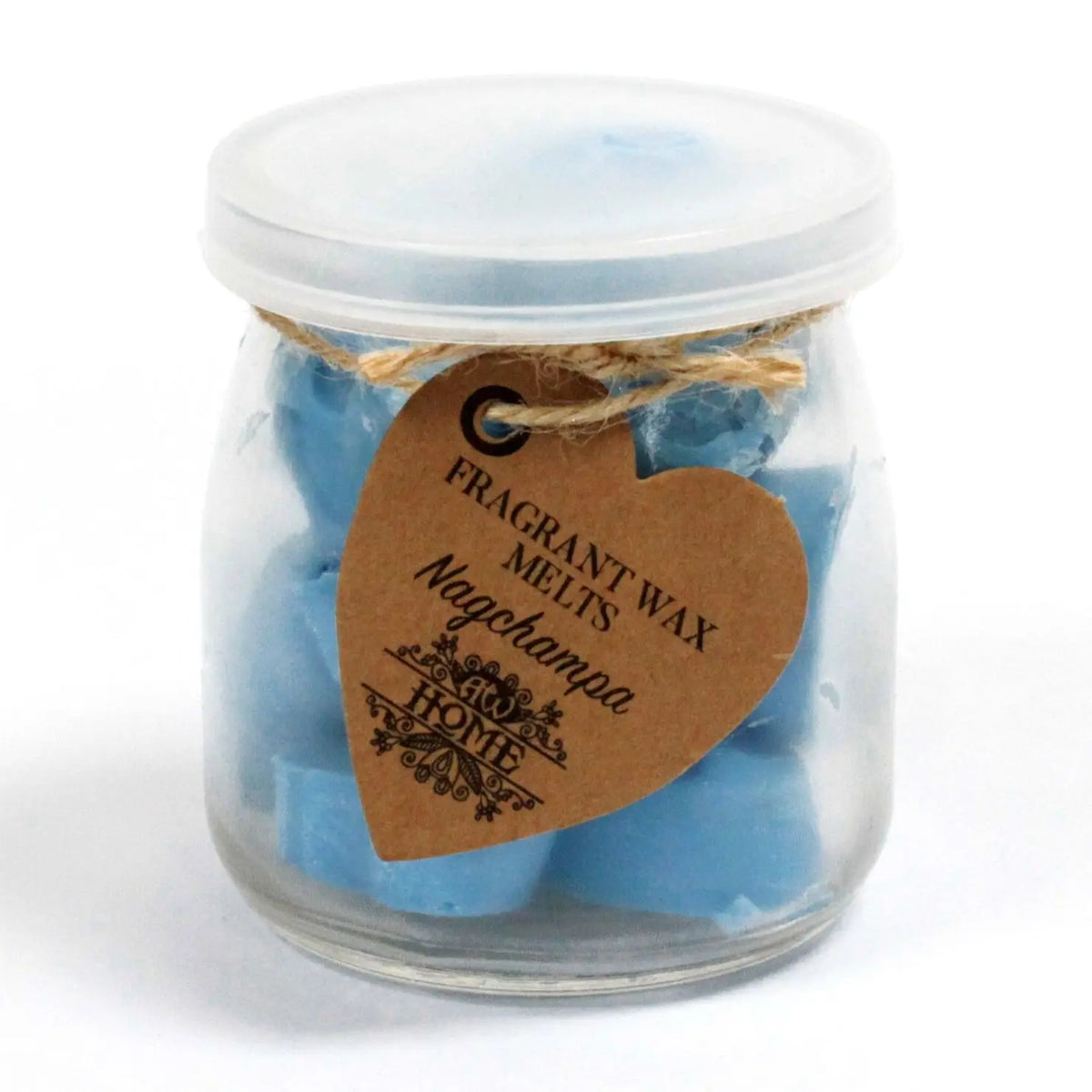 Frasco de vidrio con tapa plástica lleno de piezas de cera azul, decorado con una etiqueta de cartón en forma de corazón.
