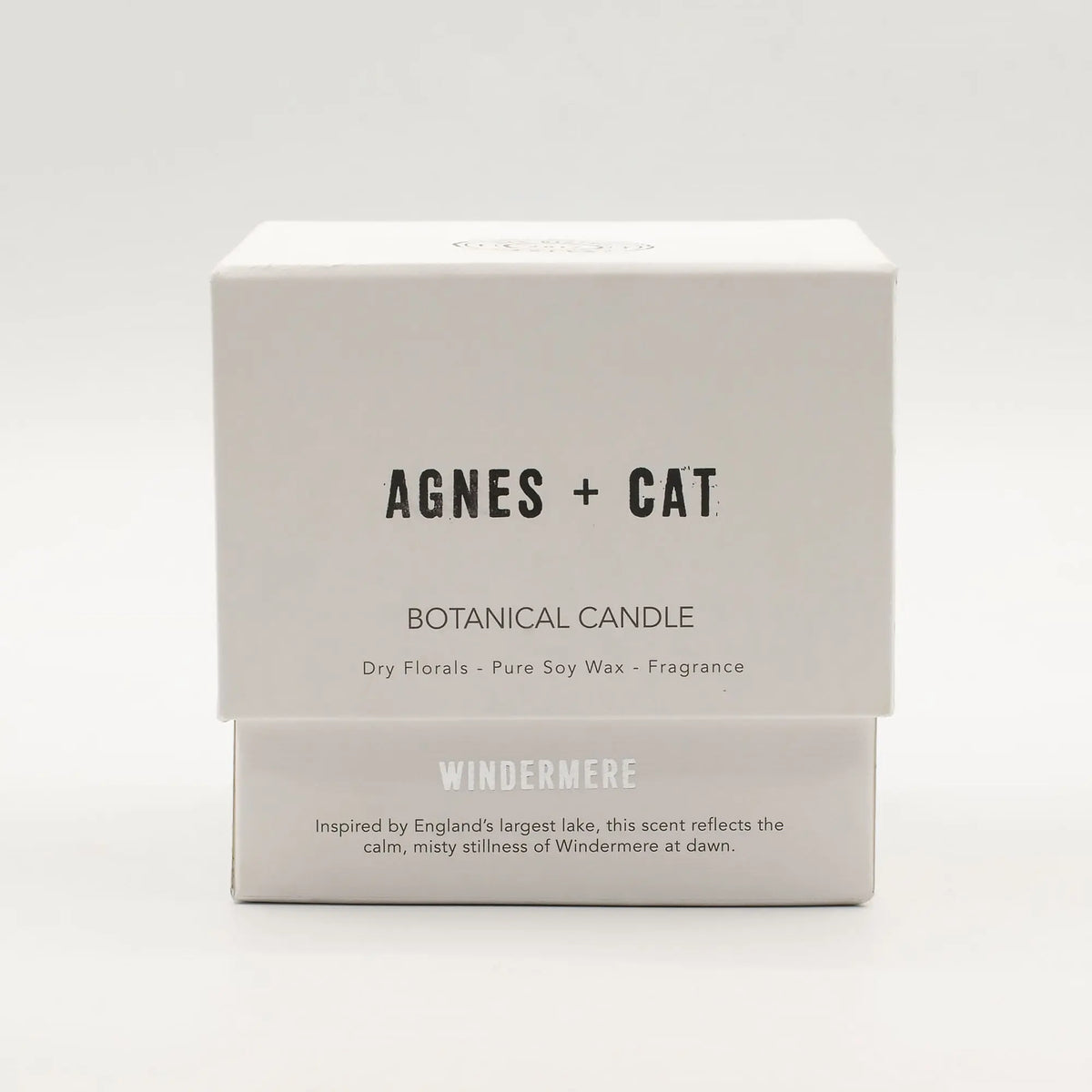 Vela botánica Agnes + Cat en caja blanca, aroma floral, cera de soya pura, inspirada en Windermere, Inglaterra.