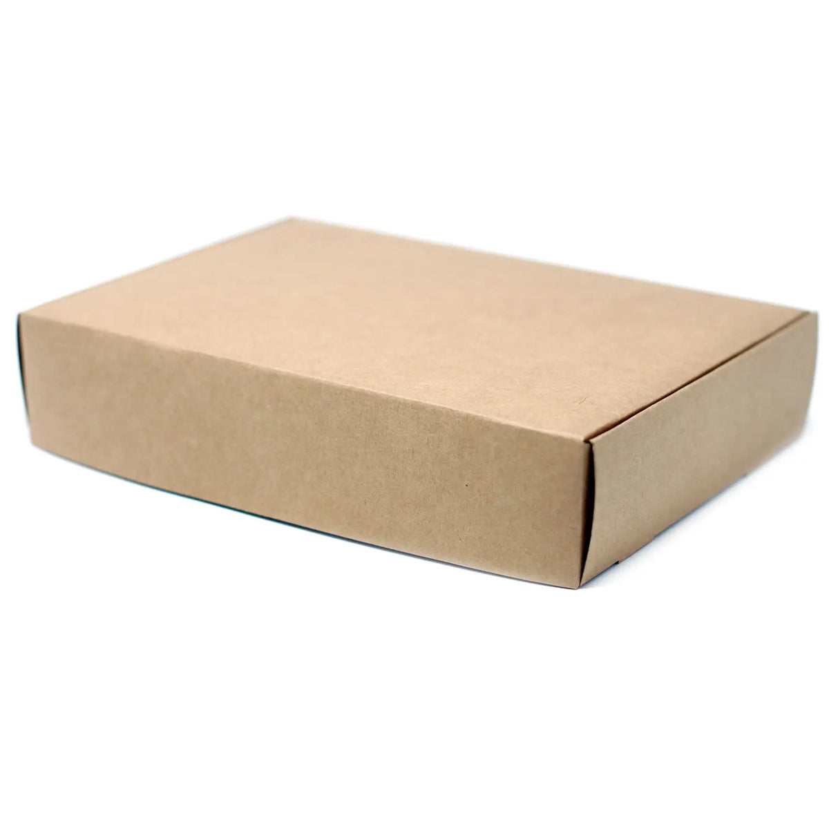 Caja de cartón rectangular de color café claro, con acabado mate, sobre un fondo blanco limpio.