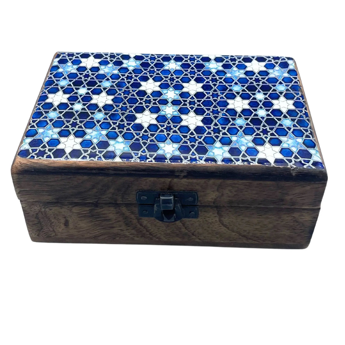 Caja de madera con tapa de cerámica esmaltada, diseño geométrico de estrellas en tonos azul y blanco, cierre metálico.