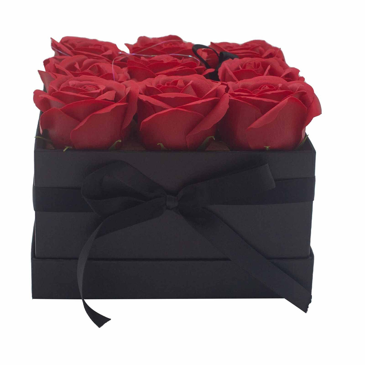 Caja cuadrada negra con 9 rosas rojas de jabón decoradas con un elegante lazo de cinta negra en el frente