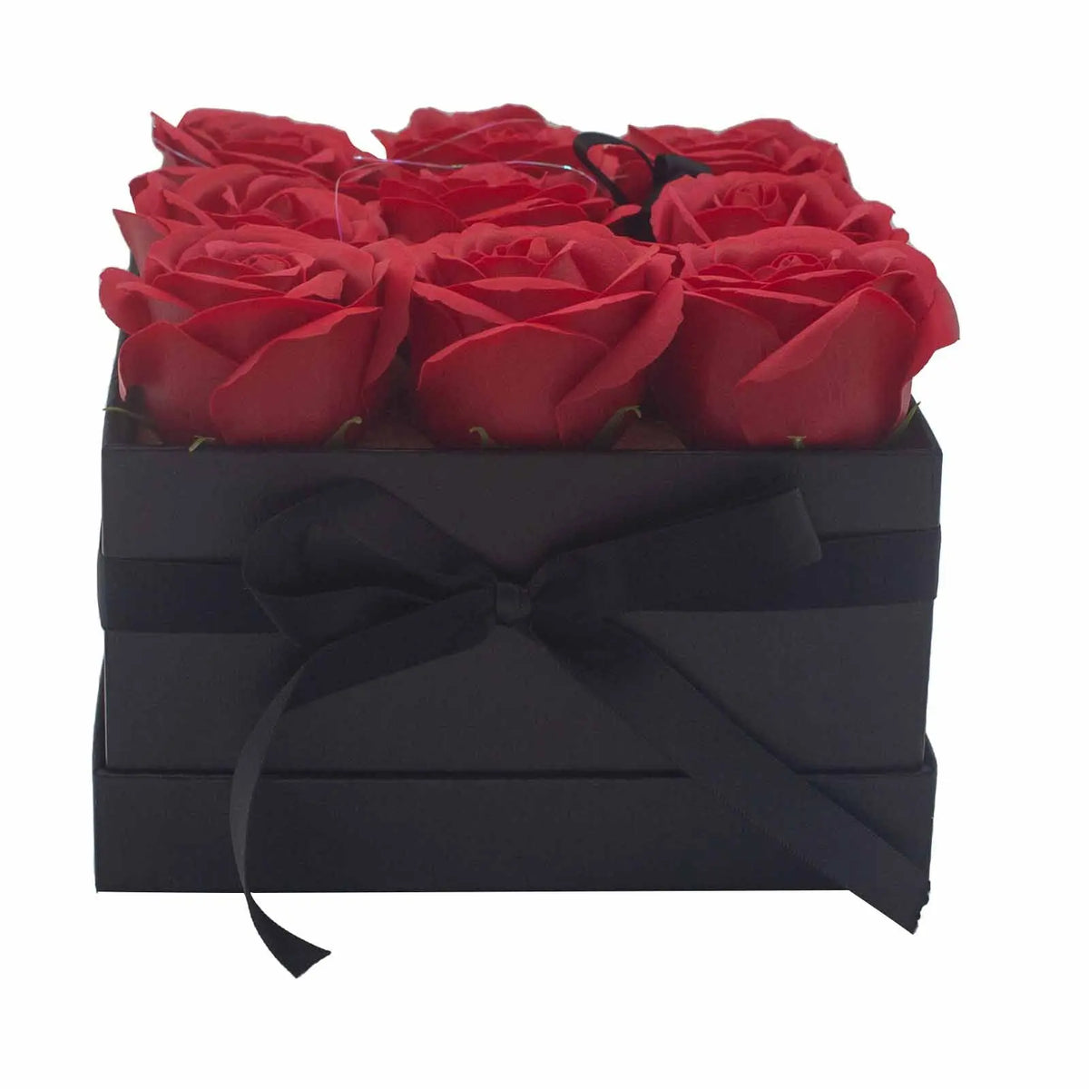 Caja cuadrada negra con 9 rosas rojas de jabón decoradas con un elegante lazo de cinta negra en el frente