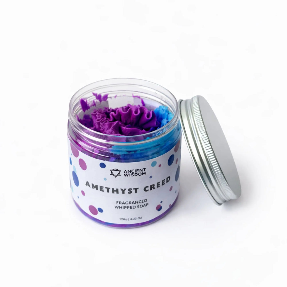 Jabón batido "Amethyst Creed" de 120ml, colores púrpura y azul, en frasco con tapa plateada, aroma fragante.