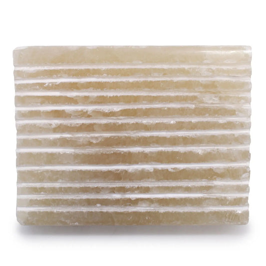 Jabonera cuadrada de piedra natural Honey Onyx con superficie estriada en tonos beige translúcidos y acabado elegante.