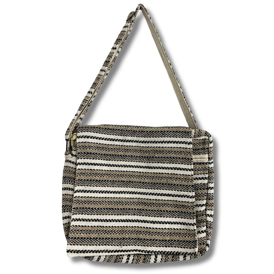 Bolso para portátil de tela con diseño de rayas horizontales en tonos crema, gris y negro, con asa larga ajustable.