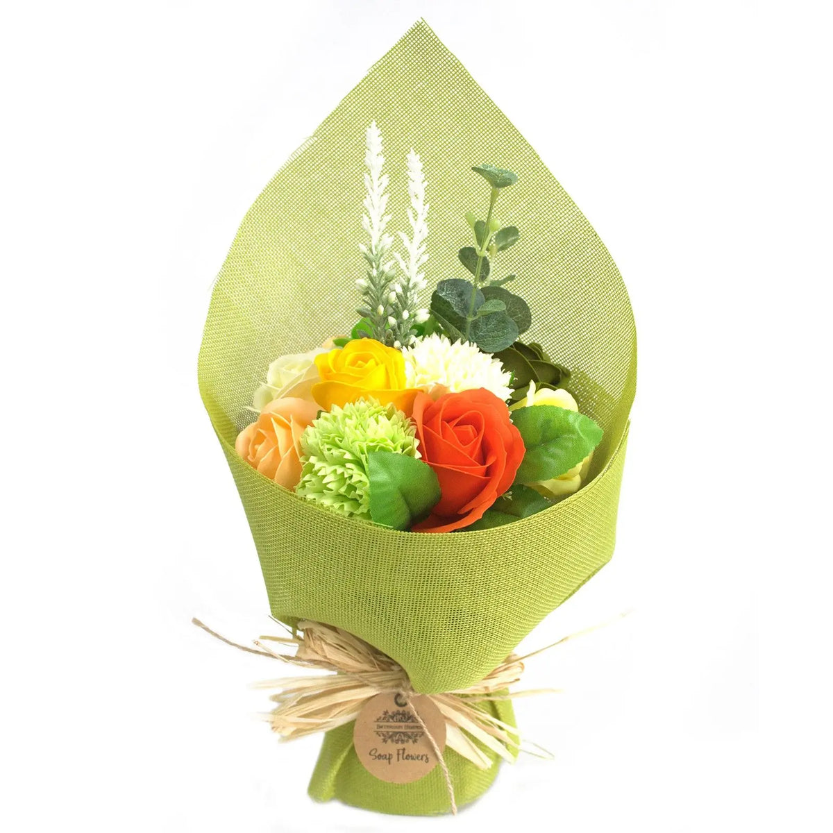 Ramo de flores de jabón en tonos amarillo, naranja y verde, envuelto en malla verde con lazo de fibra y etiqueta.