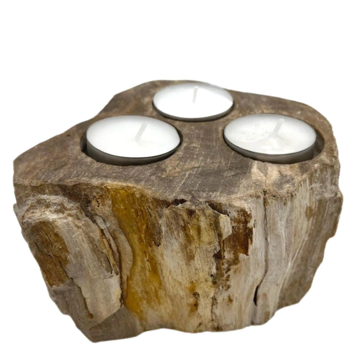 Portavelas triple de piedra de madera petrificada con tonos tierra y tres velas blancas tipo tea light.