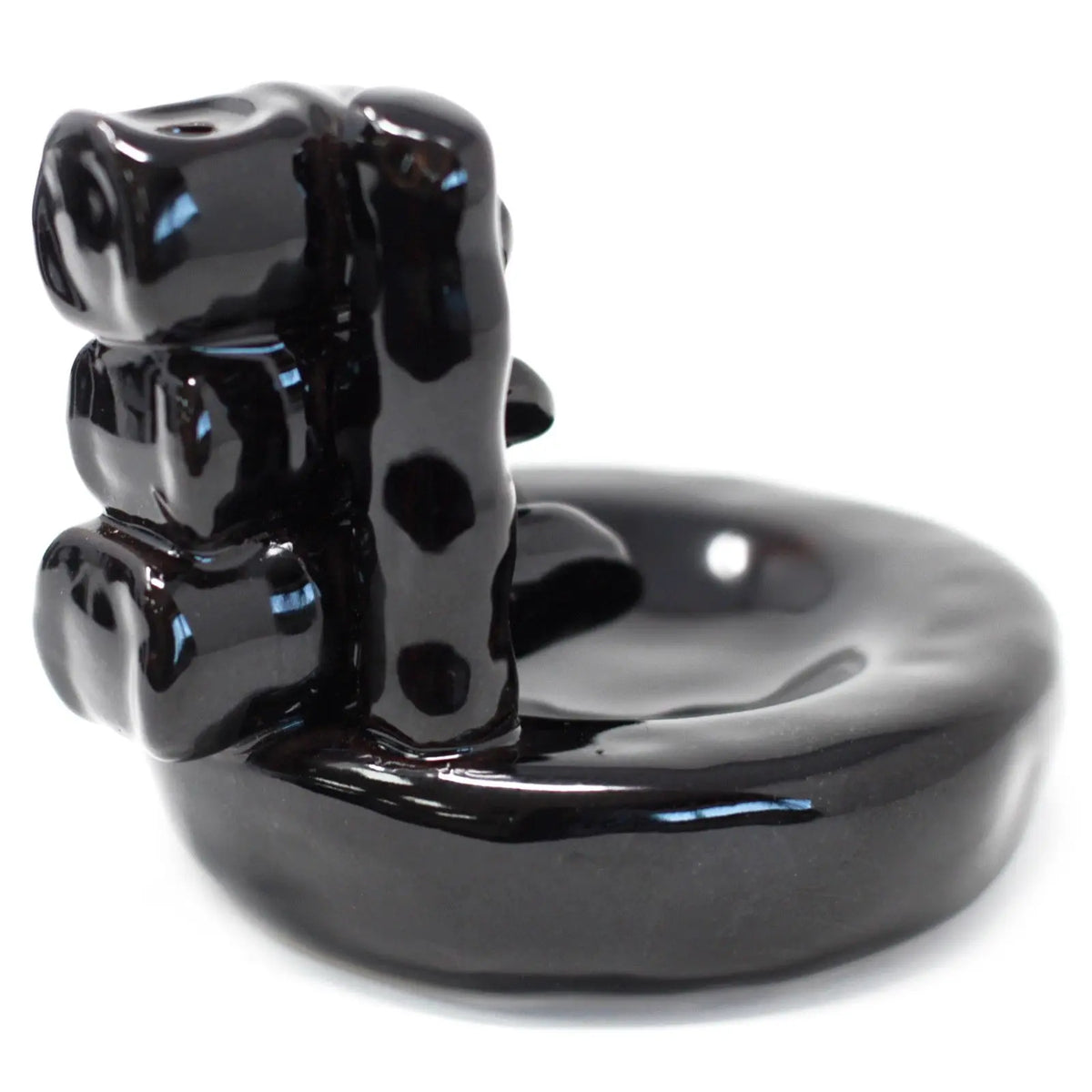 Quemador de incienso de flujo inverso en cerámica negra brillante con forma de bambú y base de estanque.