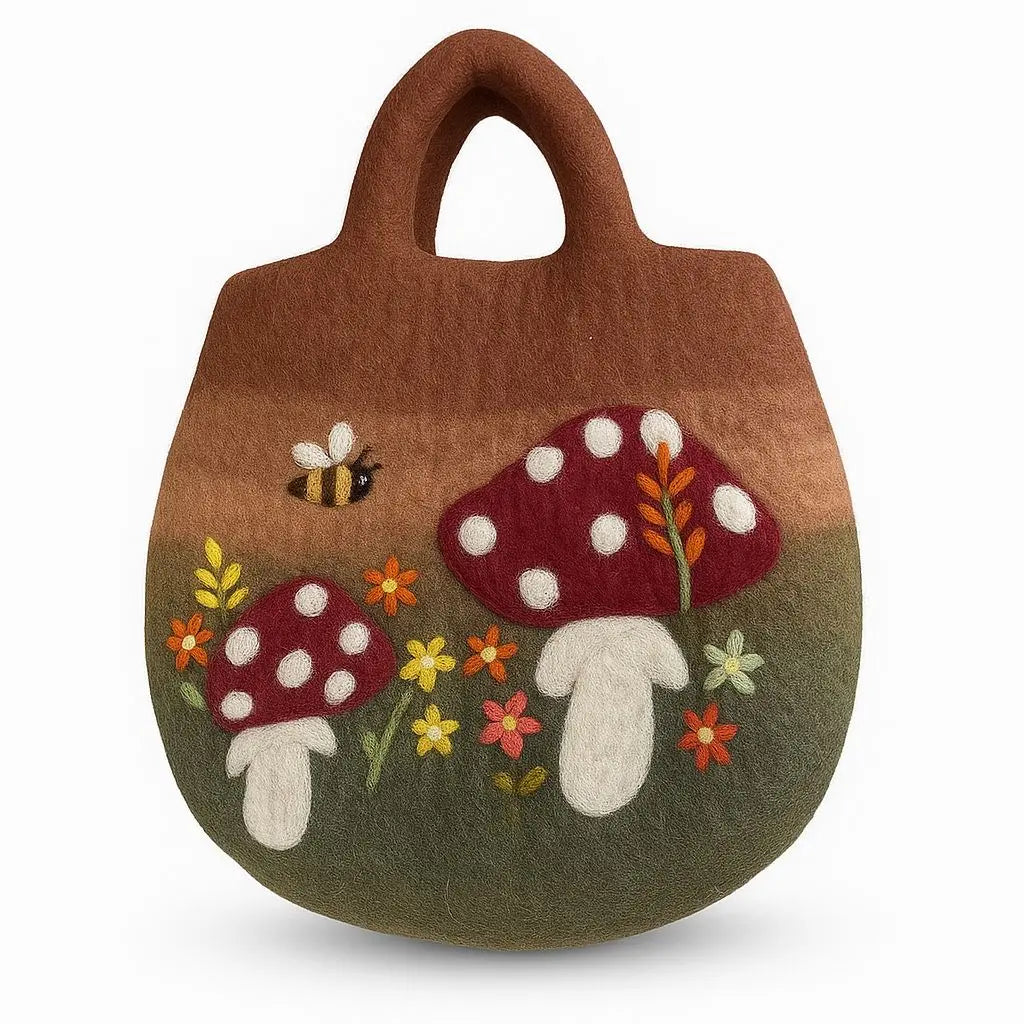 Bolsa de fieltro marrón con diseño bordado de setas, flores y una abeja sobre fondo verde. Estilo artesanal.