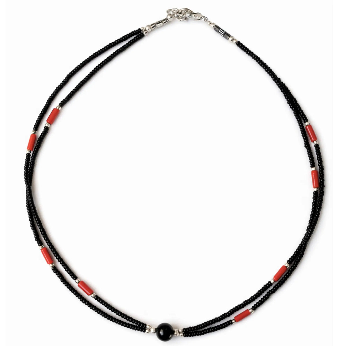 Collar de cuentas negras y rojas, con detalles plateados, estilo bohemio.