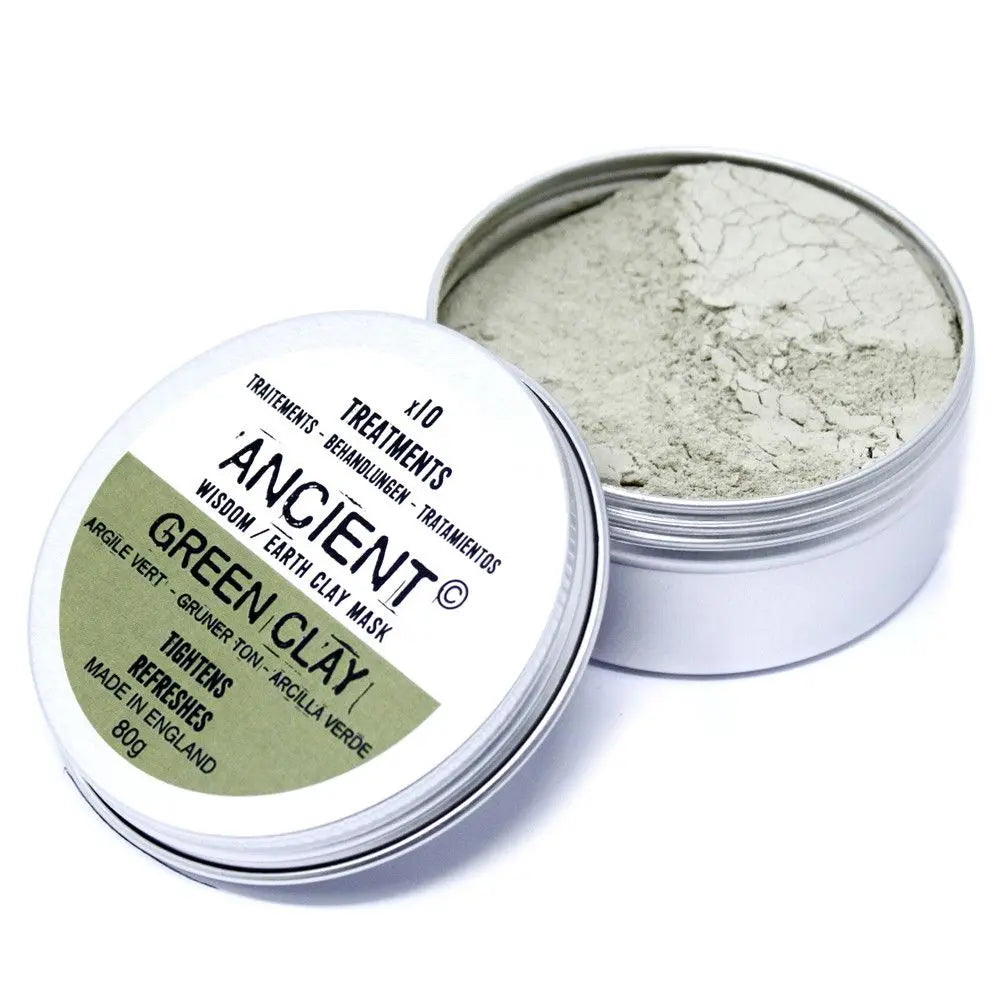 Tarro de metal circular abierto que contiene 80g de mascarilla de arcilla verde. Tapa con etiqueta blanca y verde.