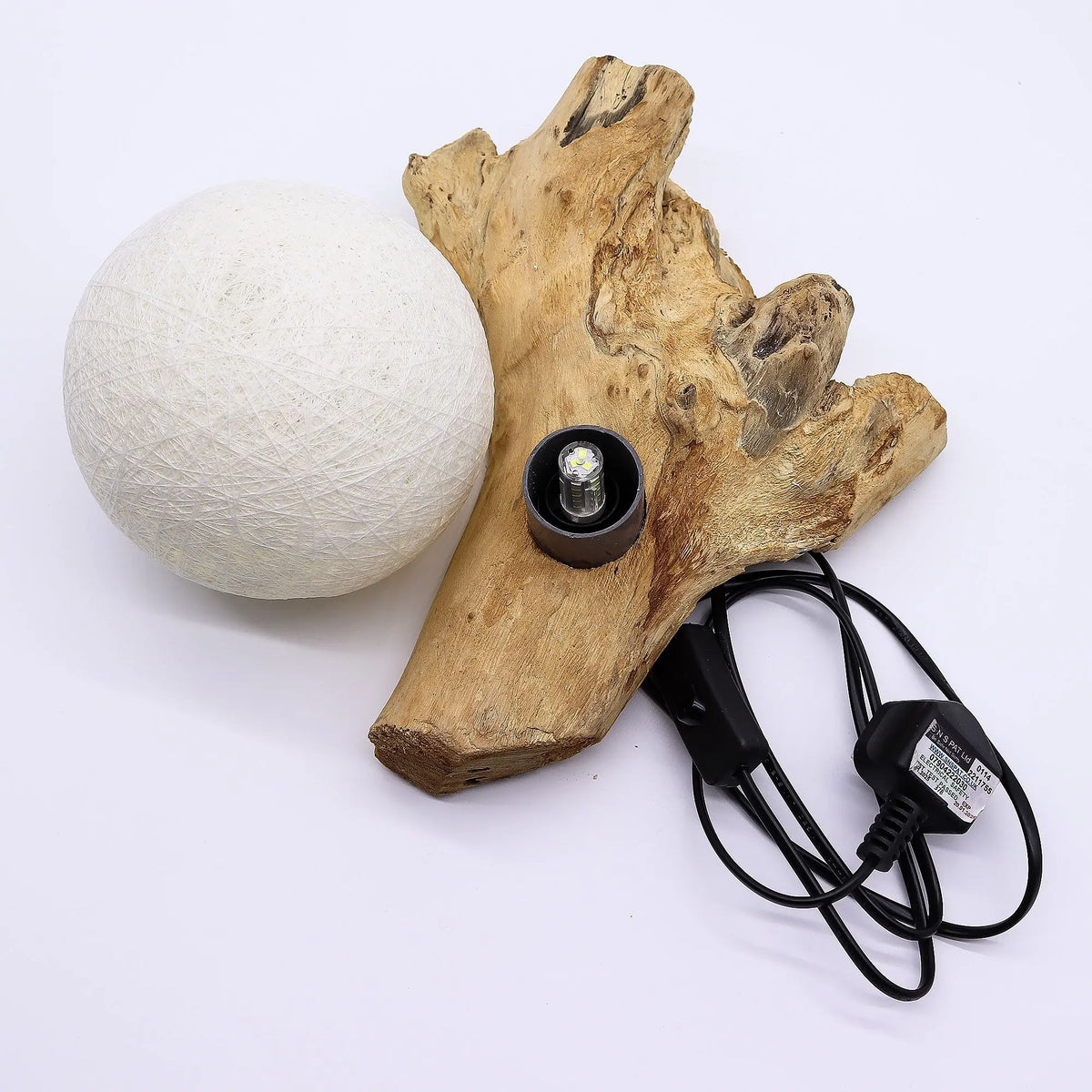 Lámpara de mesa con esfera de hilo marfil sobre base de madera natural de estilo rústico, con cable negro.