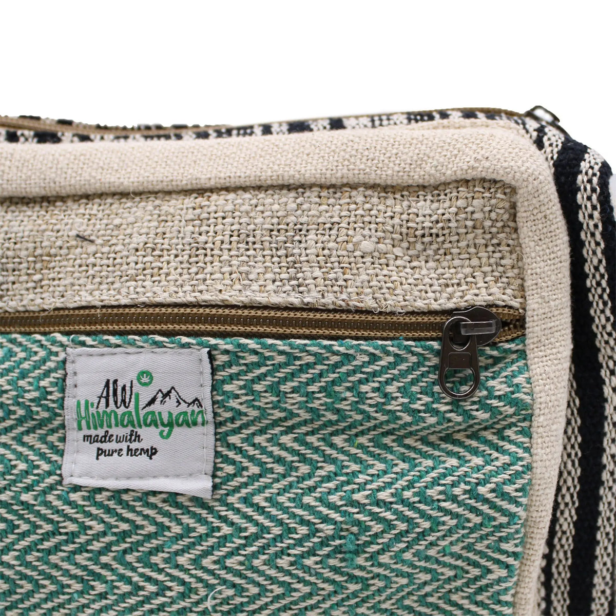 Bolso messenger de cáñamo y algodón, con textura tejida en beige y verde, cierre de cremallera y etiqueta textil.