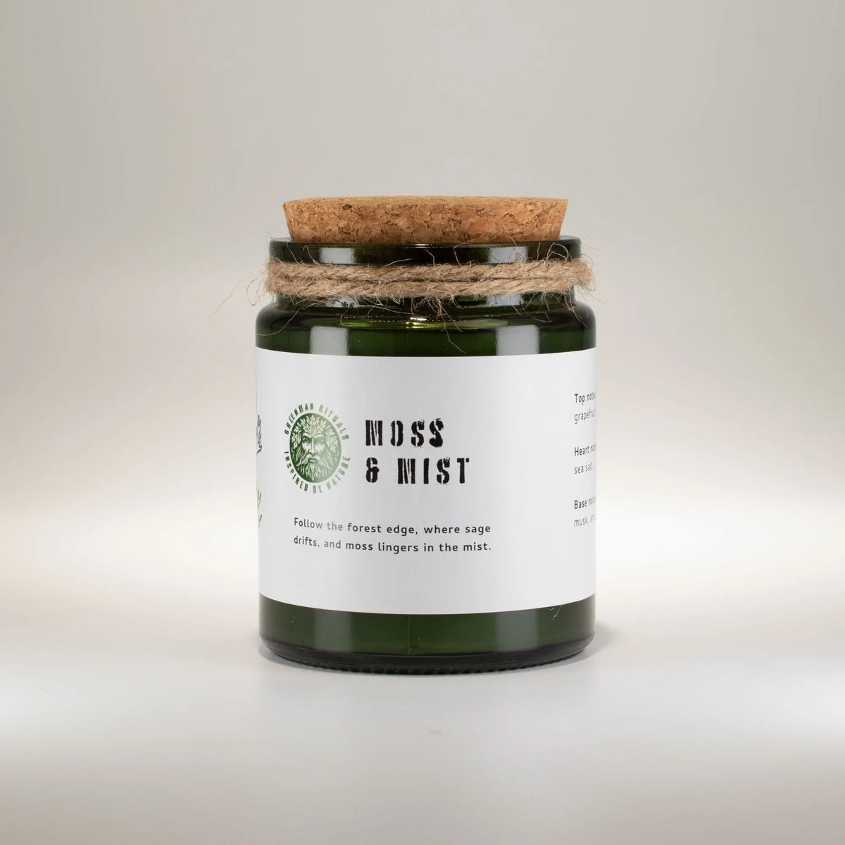 Vela de soja verde 'Moss & Mist' con tapa de corcho y cuerda, aroma a musgo y salvia.