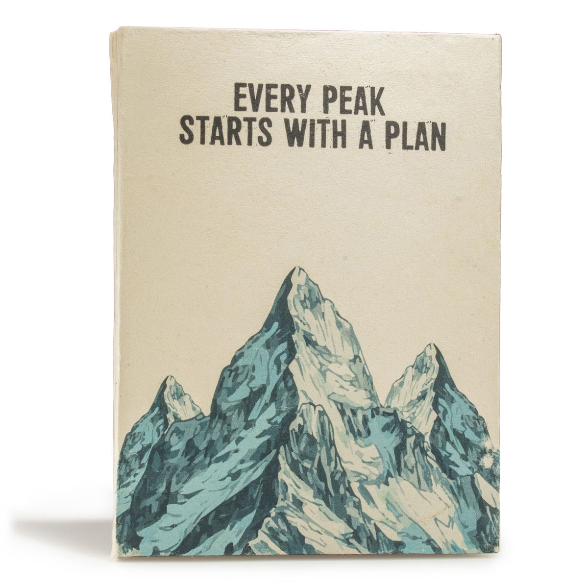 Cuaderno de tapa dura con diseño de montañas en tonos azules, frase inspiradora en negro. Ideal para planificación.