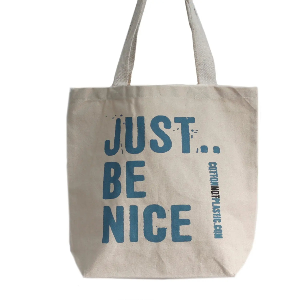 Bolsa de tela de algodón color beige con el texto "JUST BE NICE" estampado en letras azules grandes.