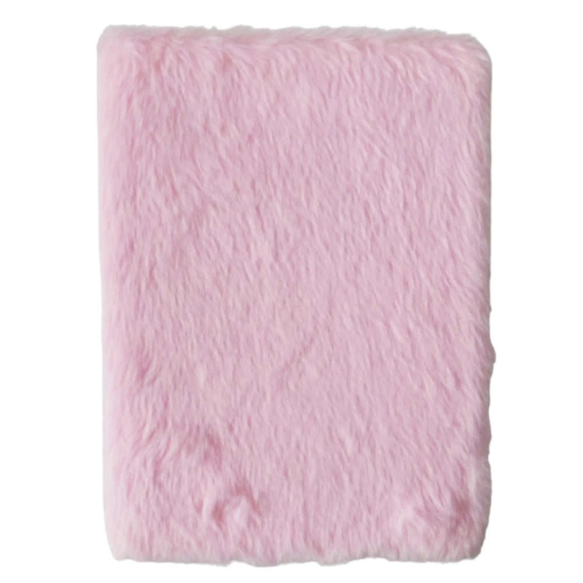 Manta suave de pelaje sintético rosa, ideal para agregar calidez y estilo a cualquier habitación.
