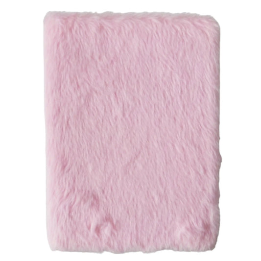 Manta suave de pelaje sintético rosa, ideal para agregar calidez y estilo a cualquier habitación.