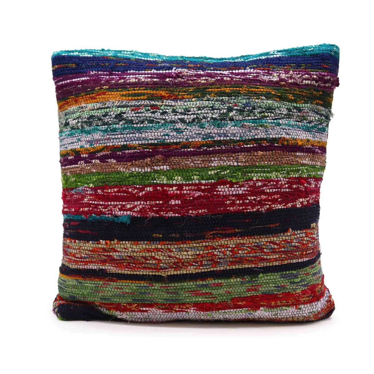 Funda de cojín cuadrada de 40x40cm, hecha de tiras de tela reciclada tejida en rayas multicolores, tonos azul y rojo.