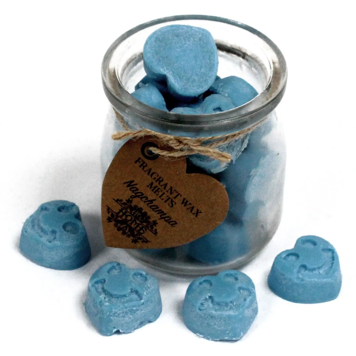 Frasco de vidrio con corazones de cera de soja azul, aroma Nagchampa, etiqueta de papel kraft y lazo de yute natural