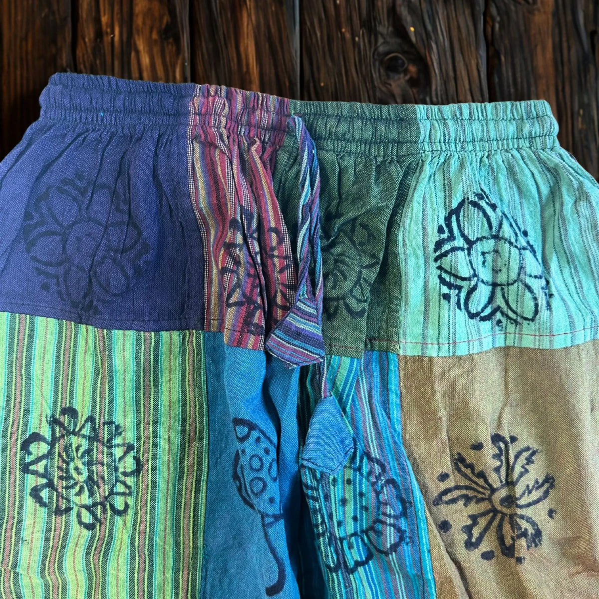 Pantalón estilo nómada de algodón con parches verdes, azules, estampados florales artesanales y cintura elástica cómoda