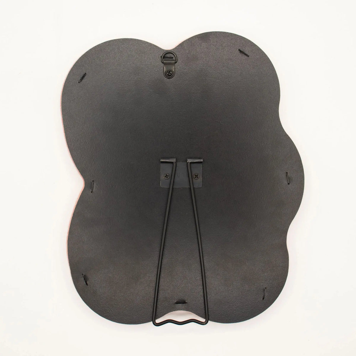 Base negra en forma de flor para cuadros, fabricada en metal resistente, con soporte doble para exhibición.