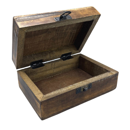 Caja rectangular de madera rústica marrón, abierta, con cierre y bisagras de metal negro. Fondo blanco.